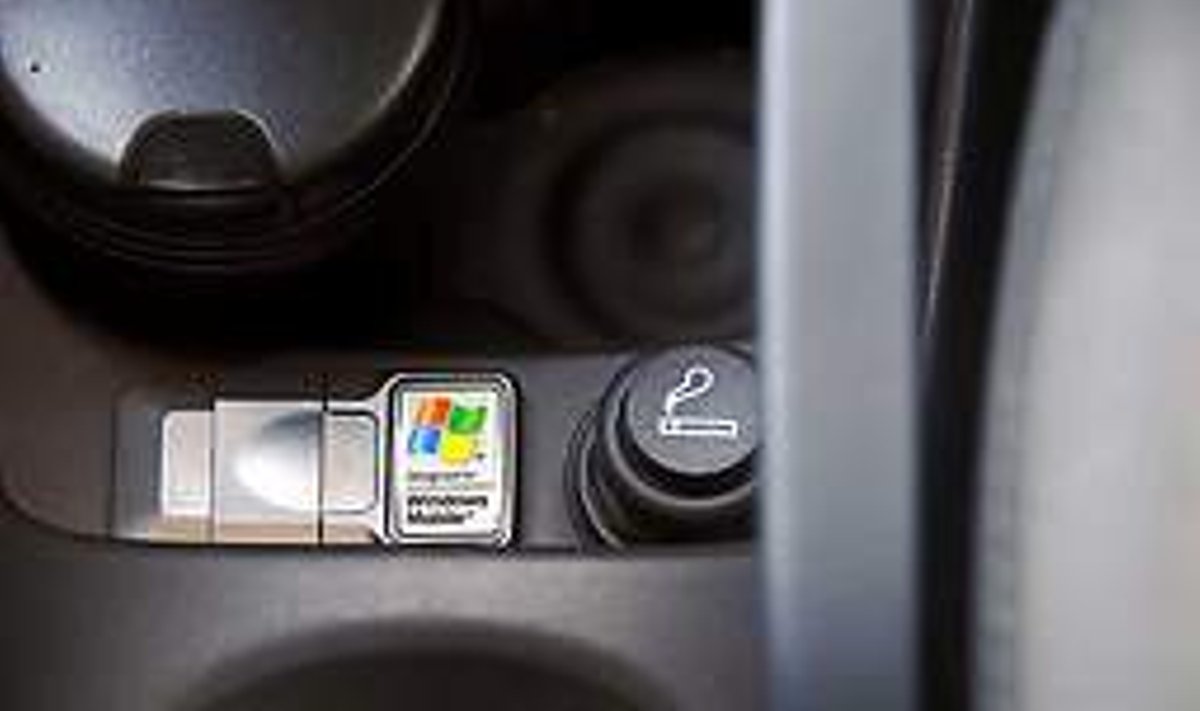 AKEN UUTE VÕIMALUSTE JUURDE: Windowsile viitavad kiri ja logo Fiat 500 USB-pordi kõrval pole lihtsalt ilu pärast. Ecodrive sündis just Microsofti ja Fiati koostöös. Toomas Vabam?e