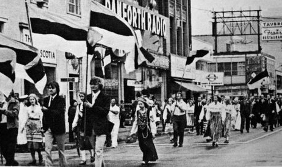 SINIMUSTVALGED TORONTOS: ESTO 1972 peeti Kanadas Torontos, kus toimus tähelepanu äratanud rongkäik ja 15 000 eestlase demonstratsioon Toronto raekoja ees.