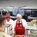 DELFI VIDEO | Suurbritannia peaminister Boris Johnson jagas Tapal sõduritele süüa