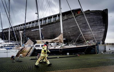 3. jaanuar, Holland, Urki linn: muuseumlaev De VerhalenArk pääses karmide tuuleiilide tõttu sadamast lahti. (Foto: AFP)