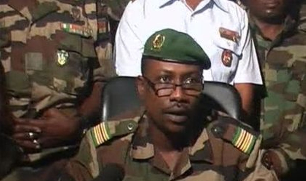 Kolonel Karimou Salou Djibo määrust ette lugemas