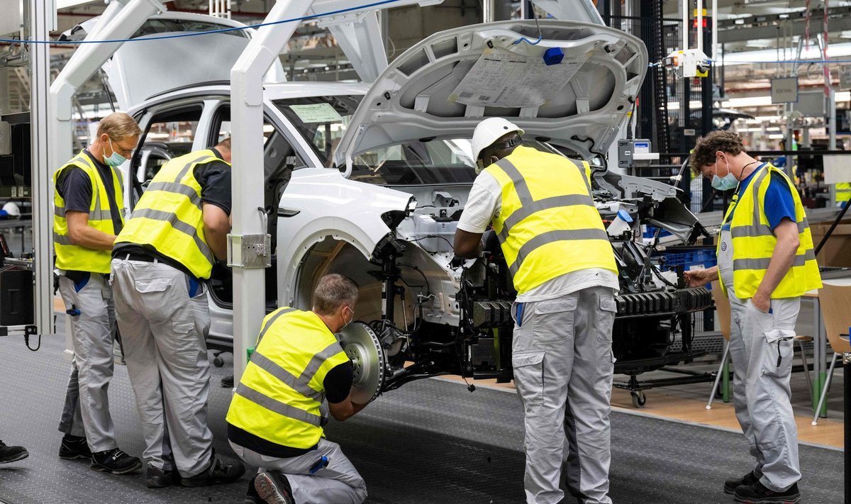 Illustreeriv foto töötajatest, kes monteerivad Volkswageni tehases autot kokku