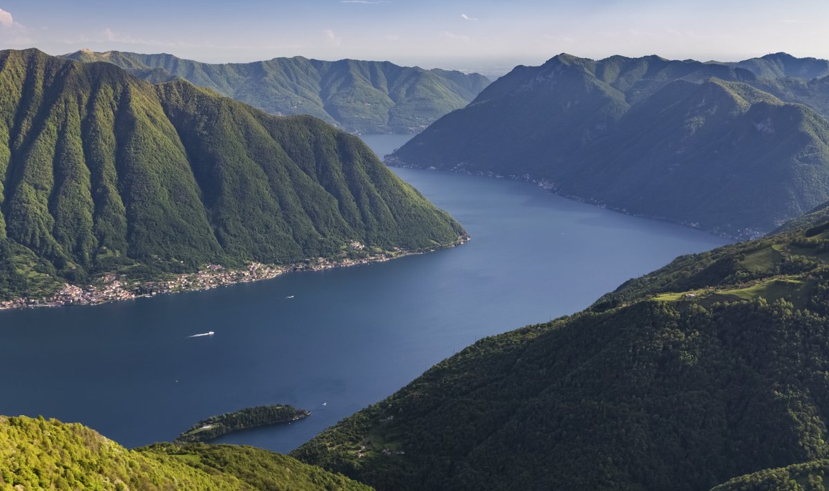 Monti Scìaga asub umbes 60 kilomeetri kaugusel Como järvest
