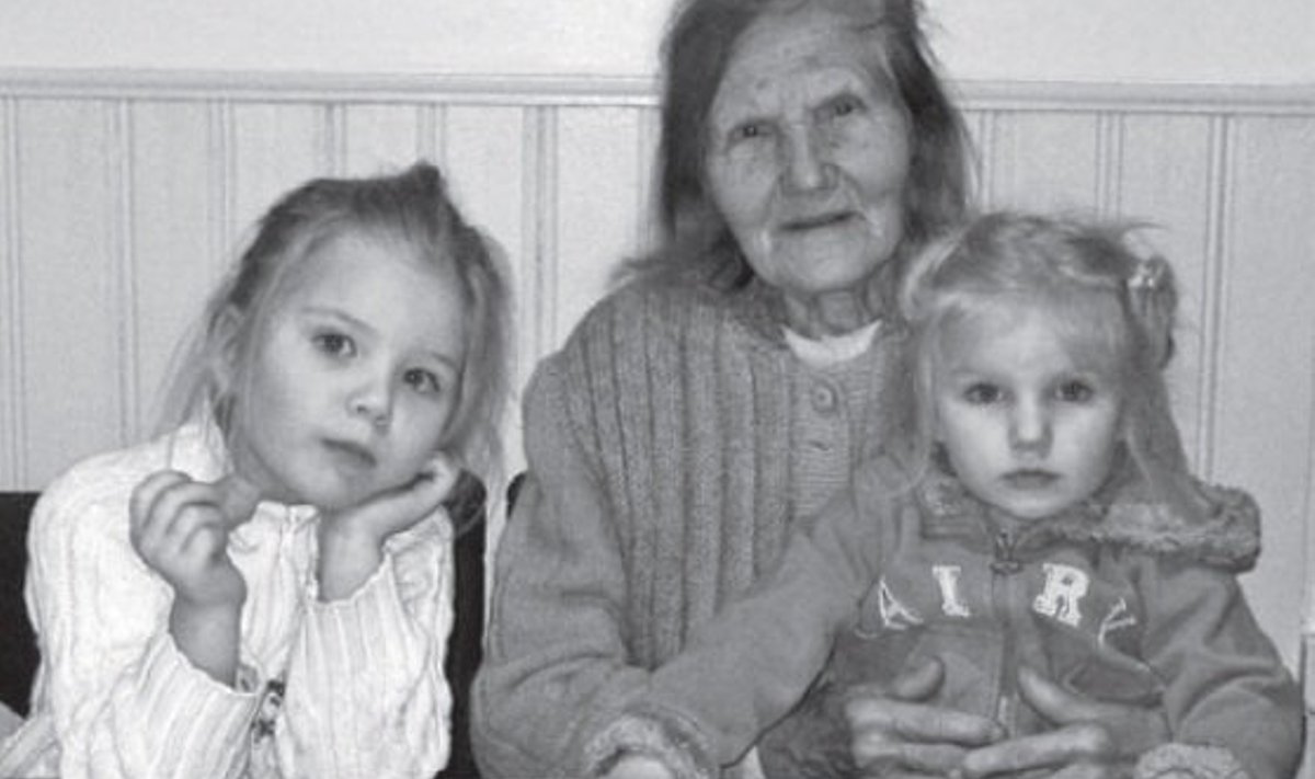 Vanavanaema Anette, tütretütretütre Anette ja Maarja-Liisiga Muhumaal