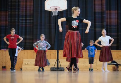 Kanadast Kihnu kolinud Silvia juhendab tantsuringe ja inglise keele rühma, ent nimetab oma põhitööks hoopis fotograafiat. „Ma olen väga emotsionaalne inimene ja mulle meeldib väljendada nii halbu kui ka häid emotsioone – eriti piltide kaudu,” ütleb ta ise.