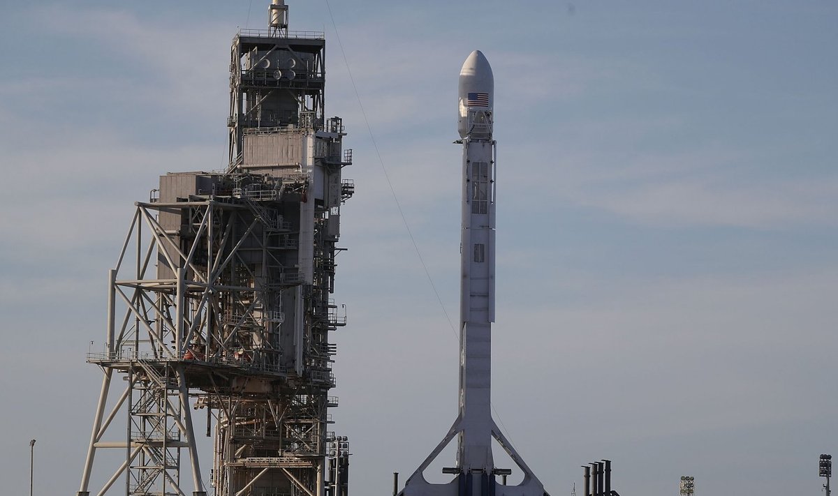 SpaceXi rakett stardi ootel.