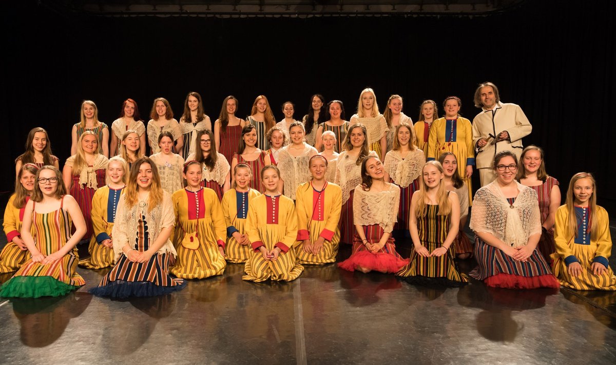 Eestit esindab kooride Eurovisioonil ETV tütarlastekoor Aarne Saluveeri (ülal paremal) juhtimisel.