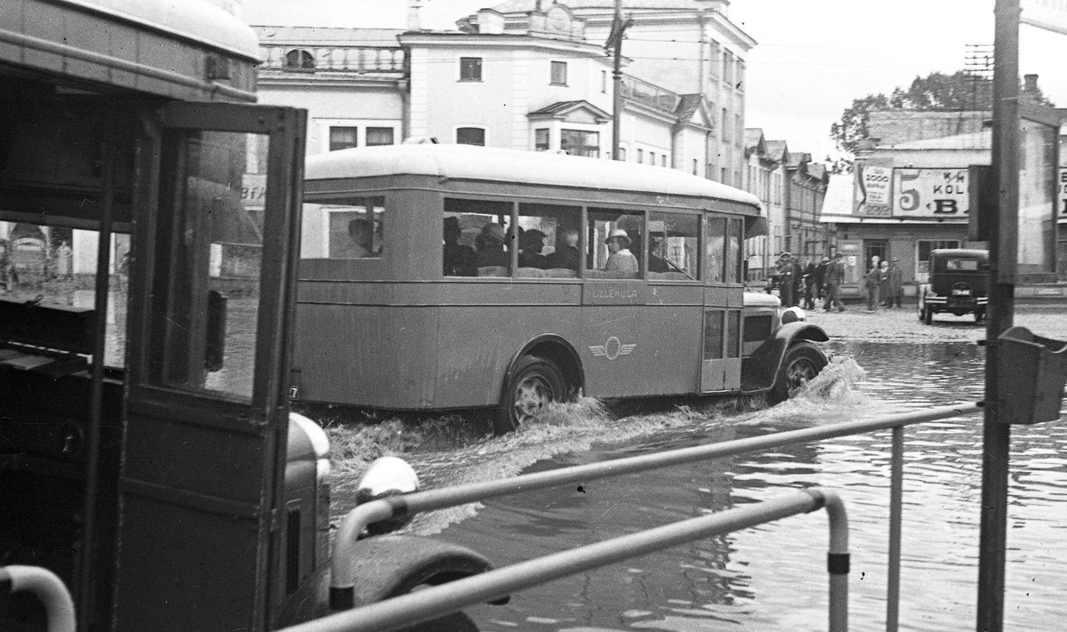 Buss (Viru väljak), 1945