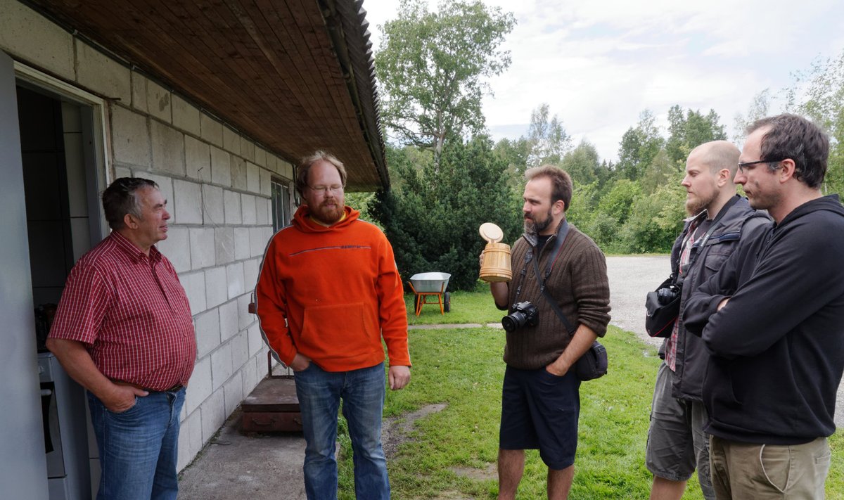 Aarne Trei (vasakul), Andrus Viil, Martin Thibault, Amund Polden Arnesen ja Martynas Savickis 2016. aastal Pihtla pruulikoja toodet mekkimas.