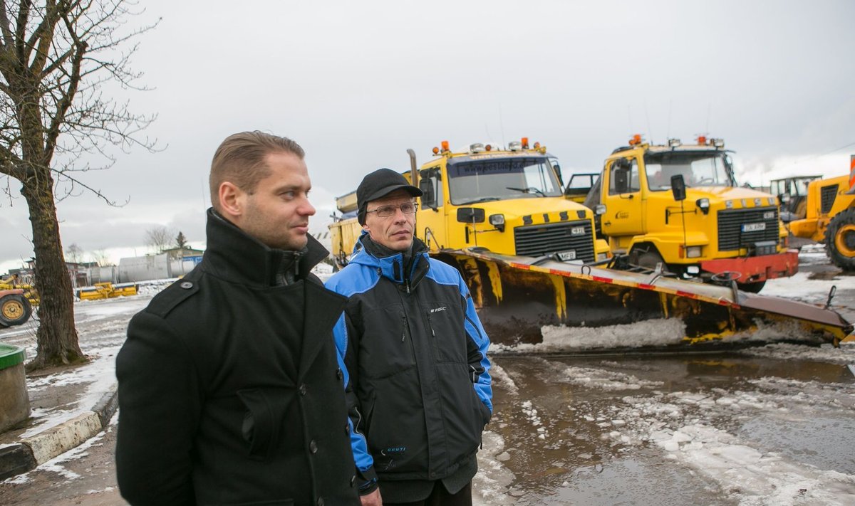 Maanteeameti Saaremaa peaspetsialist Aivar Valdna ütles, et taoliste ilmade jätkumise korral võib vähemalt üks jäätee kõne alla tulla.