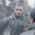 ВИДЕО: Попытавшемуся усмирить толпу митингующих Кличко брызнули в лицо из огнетушителя