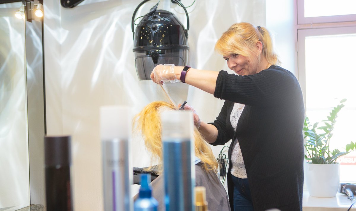 LeLii salongi juuksur Lembi Kaal oli eile terve päeva rakkes, et kõigi klientide soovid täita.