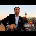 VIDEO: Suursaadik laulab tänutäheks Moldova edasipääsemise eest Oleviste kiriku taustal eurolaulu!