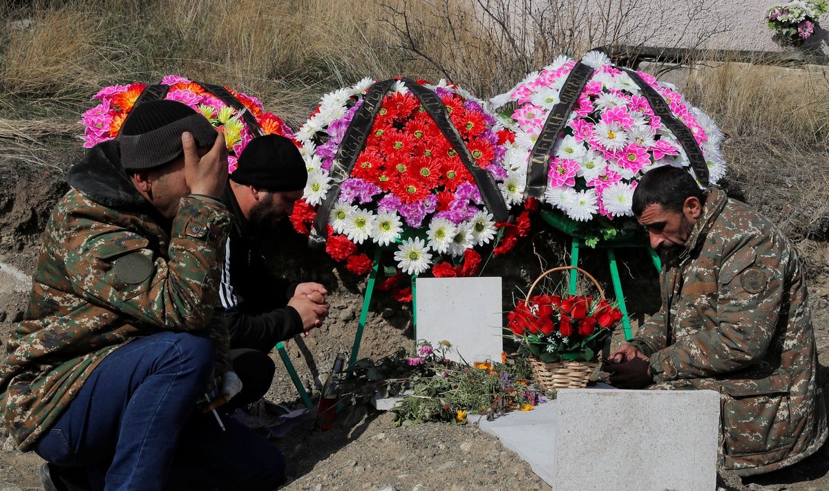 Leinajad Armeenia-Aserbaidžaani konflikti käigus surma saanud sõduri haua juures Xankəndis.