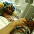 Mees pandi ajulõikuse ajal kitarri mängima, et ta teadvusel püsiks
