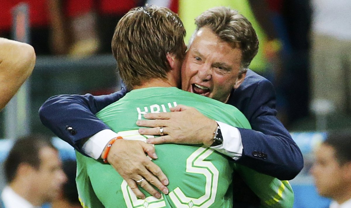 Louis van Gaal ei kahelnud hetkegi, et Tim Krul päästab Hollandi penaltiseerias. Kui usub tema, usub ka meeskond.Foto: Reuters/Scanpix
