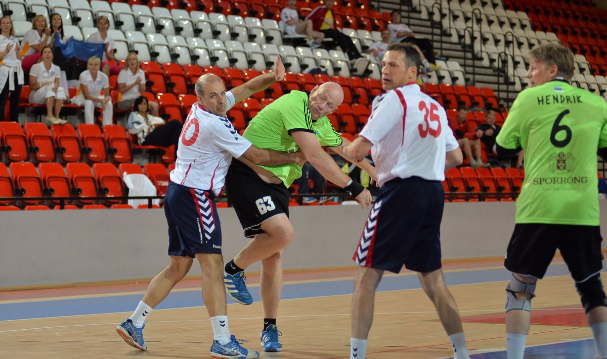 Mart Liinat (nr 63) ja Hendrik Karlson (6) esindasid Eestit veteranide võistlustel Prahas.