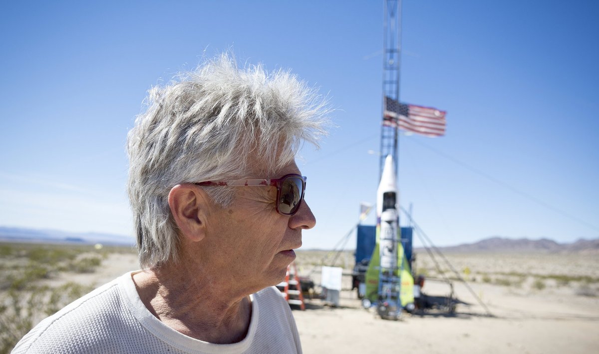 HULL MIKE: Lameda maa teoreetik Mike Hughes lendas isikliku raketiga 550 meetri kõrgusele.