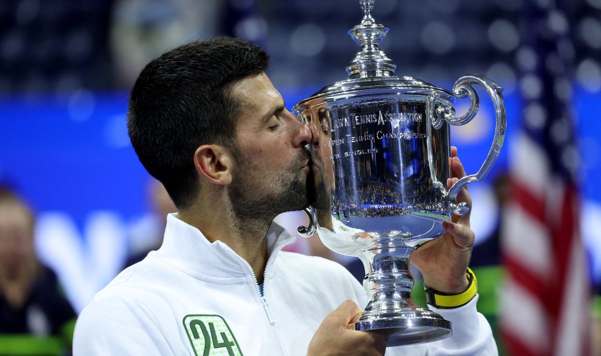  Novak Djokovic US Openi võidukarikaga.