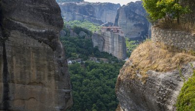 Praegu on kõik Meteora kloostrid üsna väikese elanikkonnaga: keskmiselt elab ühes kloostris viis kuni kümme vaimulikku, lisaks kümme kuni kaksteist ilmalikku töölist.