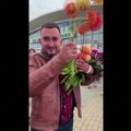 VIDEO | Omale pastaka kõrri löönud Valgevene protestija kirjutati haiglast välja. Mullu jagas ta tänaval lilli