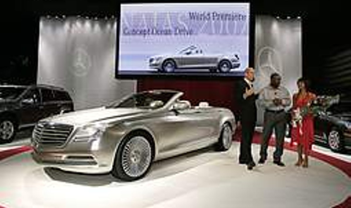 PEALIK ÜTLEB KÕNET: Mercedes-Benz  Ocean Drive"'i esitleb DaimlerChrysleri boss Dieter Zetsche (vasakul) isiklikult. DaimlerChrysler