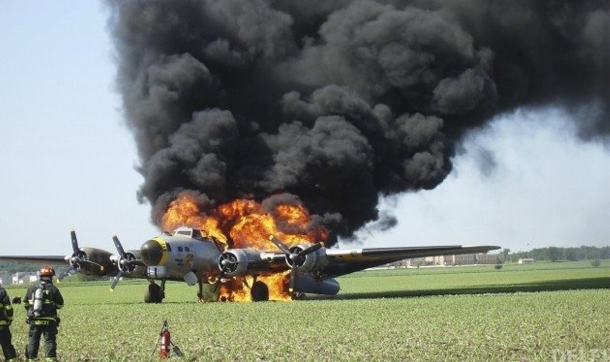 Vana pommitaja tuleleekides. Foto: Bob Mudra, AP