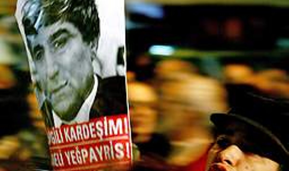 SÕNA­VABADUSE JA SALLI­VUSE EEST: Demonstrant 19. jaanuaril Istanbulis mõrvatud ajakirjaniku pildiga. AFP
