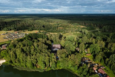 Kõik etendused toimuvad looduskaunis kohas Põlvamaal Kiidjärvel.