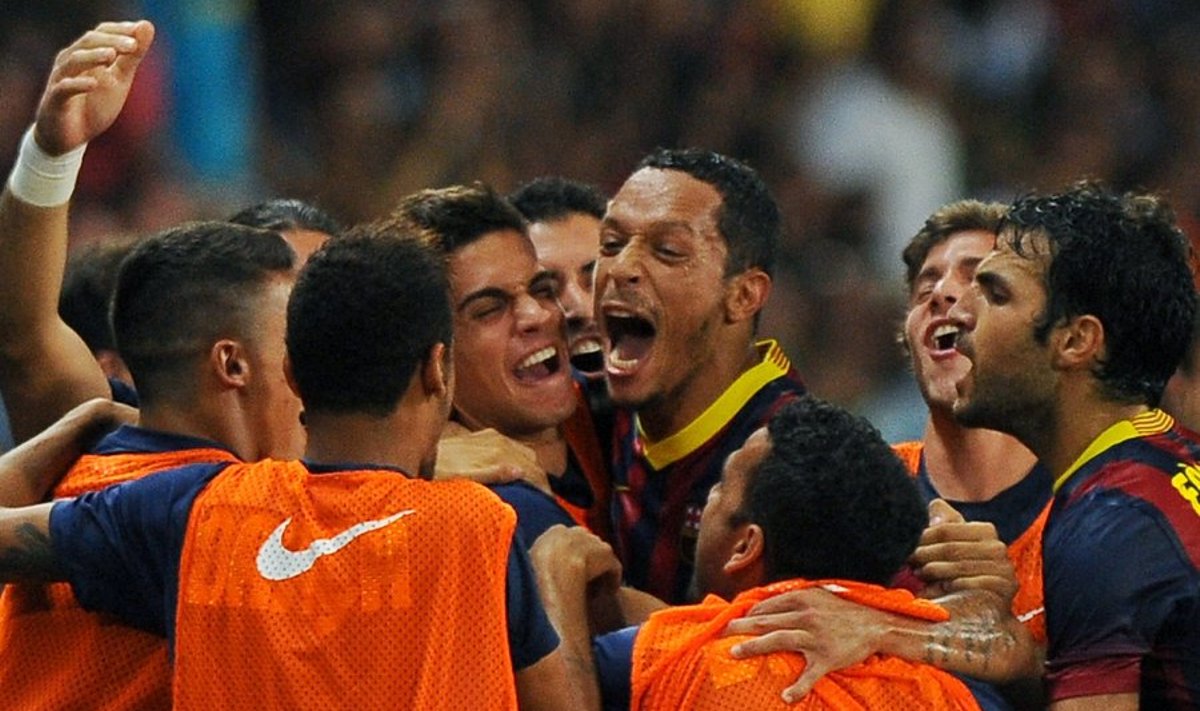 Adriano ja teised Barcelona mängijad rõõmustamas.