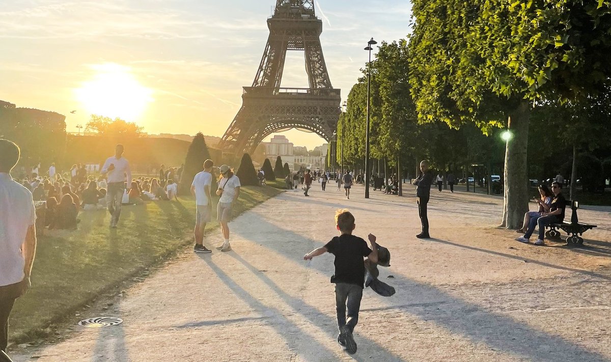 Eiffeli park on päikeseloojangu eel ka armastatud kohtumispaik.