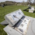 ФОТО И ВИДЕО | Вандалы в Синимяэ раскрасили и сломали могильные плиты военного мемориала