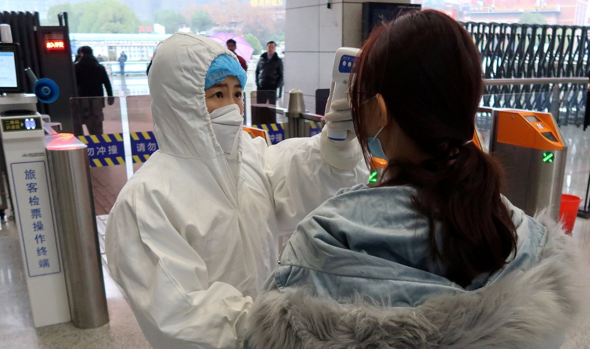 Wuhanist tulevate reisijate kehatemperatuuri kontroll Xianningi linnas, mis on praeguseks samuti reisikeelu all.