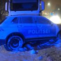 ФОТО: В Палдиски грузовик врезался в полицейский автомобиль