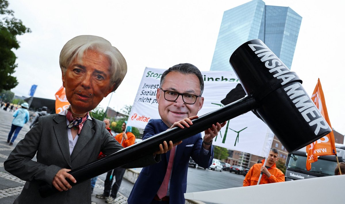 Aktivistide EKP rahapoliitika vastasel protestil on kujutatud kespanga presidenti Christine Lagarde'i ning Saksamaa keskpankurit Joachim Nagelit koos intressihaamriga. 