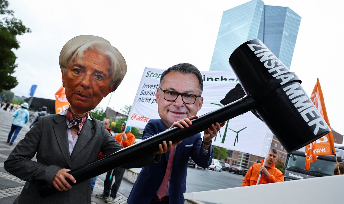 Aktivistide EKP rahapoliitika vastasel protestil on kujutatud kespanga presidenti Christine Lagarde'i ning Saksamaa keskpankurit Joachim Nagelit koos intressihaamriga.