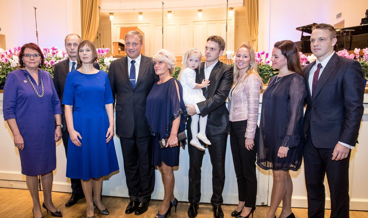 Eesti naisliidu esinaine Siiri Oviir, president Kersti Kaljulaid abikaasaga ja aasta isa Tiit Sokk abikaasa Margiti ning poegade Taneli ja Sten-Timmu peredega