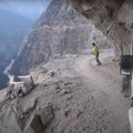 VIDEO | Hullumeelne bussisõit Himaalaja mägiteel — nõrganärvilistel vaadata ei soovita