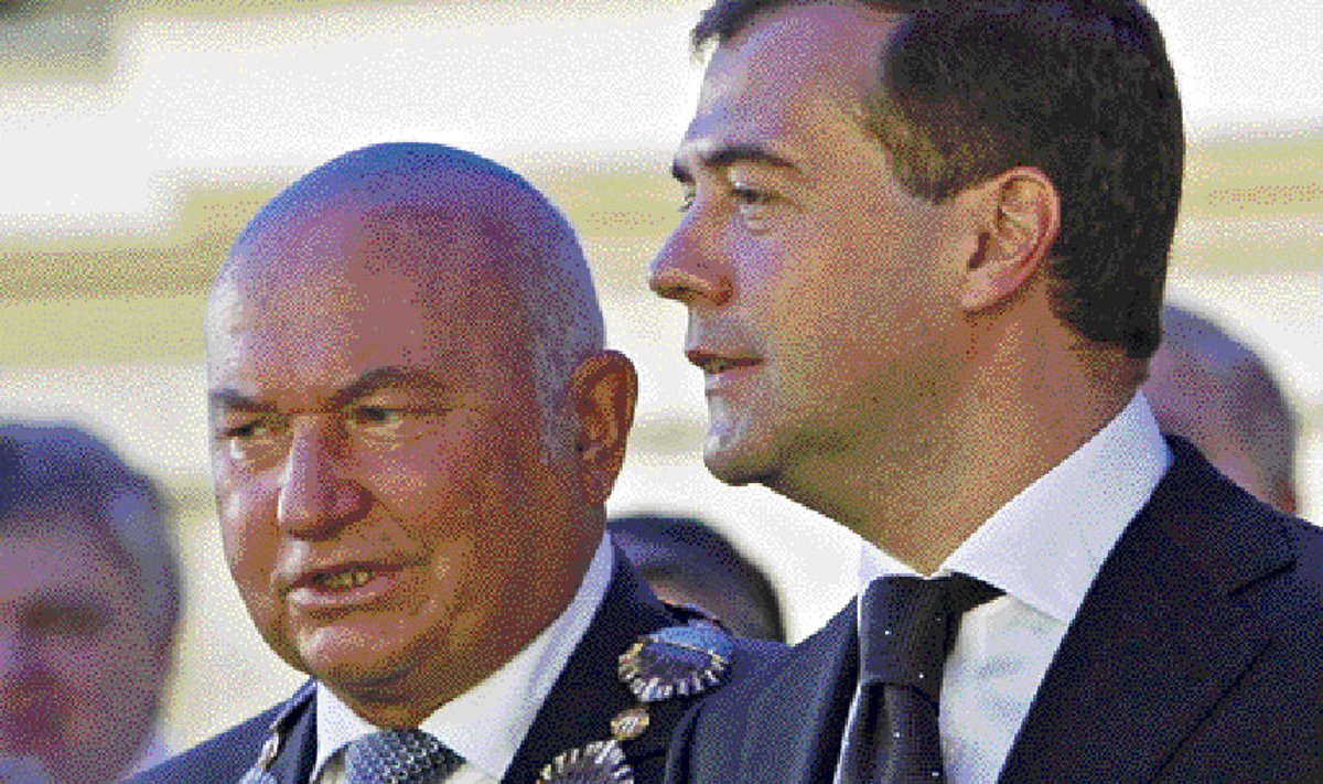 Moskva linnapea Juri Lužkovi (vasakul) pauguga vallandamine tõstis Venemaa presidendi Dmitri Medvedevi (paremal) populaarsust venelaste silmis.