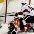 VIDEO: Väga valus episood: mängija lõi NHL-is näoga värava