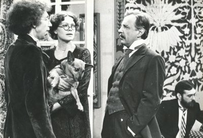 „Pisuhänd” valmis 1981. aastal. Fotol peaosalisi mänginud Urmas Kibuspuu (vasakult), Elle Kull, Aarne Üksküla, taamal Jüri Krjukov