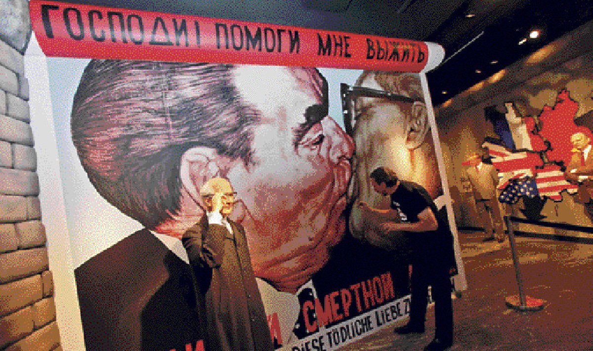 Vene kunstnik Dmitri Vrubel on jäädvustanud Berliini müüri jäänukile oma kriitilise meenutuse Brežnevi-Honeckeri suudlusest.