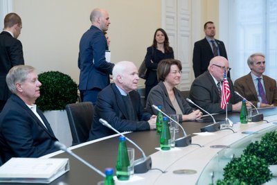 EESTIS: Amy Klobuchar istumas John McCaini vasakul käel. 