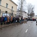 FOTOD: Narvas Venemaa konsulaadi juures on valijatest 100 meetrine järjekord