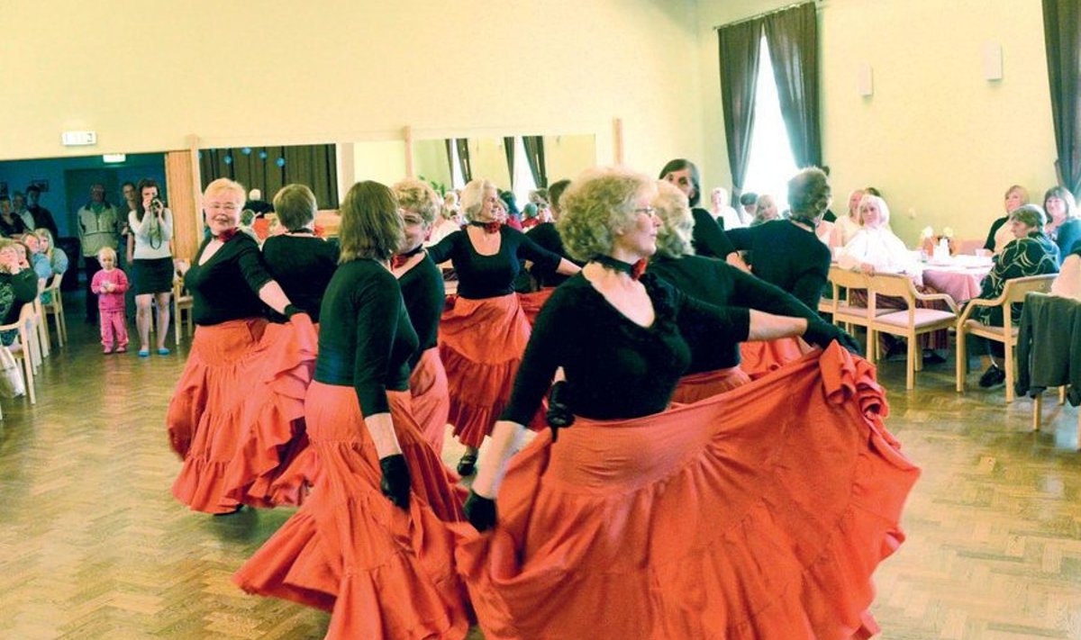 Eakate tantsurühm Elulust keerutab jalga pioneeri kaelaräti riidest tehtud seelikutes. Foto: Elmo Hunt