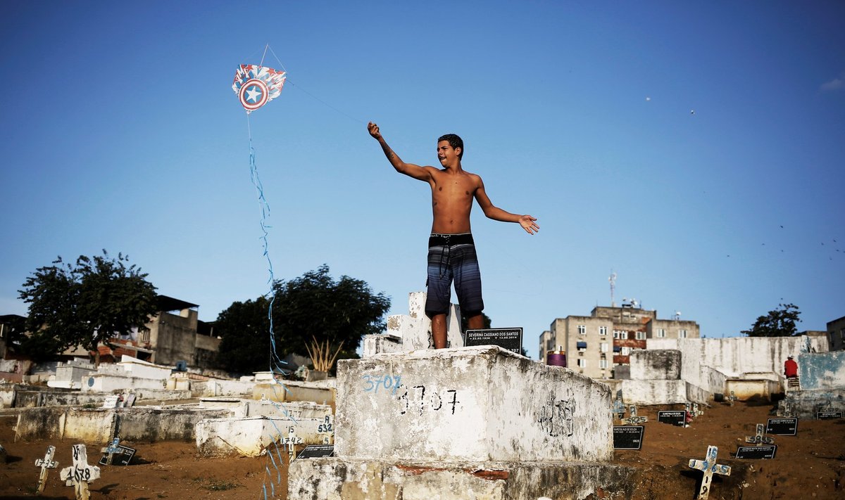 2016 Rio Olympics: Rio's kite runners