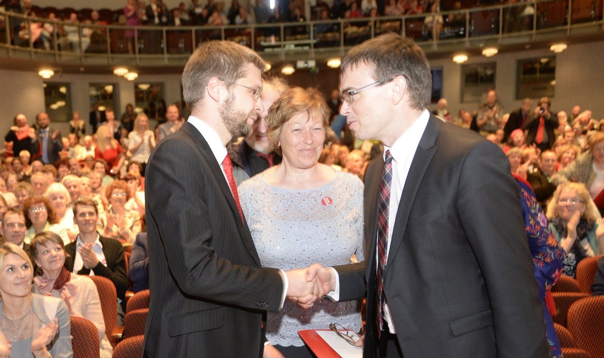 2015. aasta kevadel andis Sven Mikser (paremal) sotsiaaldemokraatide juhtimise üle Jevgeni Ossinovskile. Partei reiting pole selle ajaga võrreldes paranenud.
