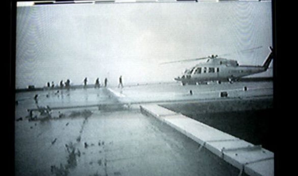 LAHKUMINE: Kopteriväljaku valvekaamera pilt reisijatest minekul Copterline saatusliku lennu pardale. Hukuni on jäänud mõni minut. LEHTIKUVA/HELSINKIN SANOMAT/MARJAANA MALKAMÄKI
