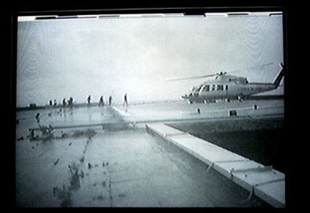 LAHKUMINE: Kopteriväljaku valvekaamera pilt reisijatest minekul Copterline saatusliku lennu pardale. Hukuni on jäänud mõni minut. LEHTIKUVA/HELSINKIN SANOMAT/MARJAANA MALKAMÄKI