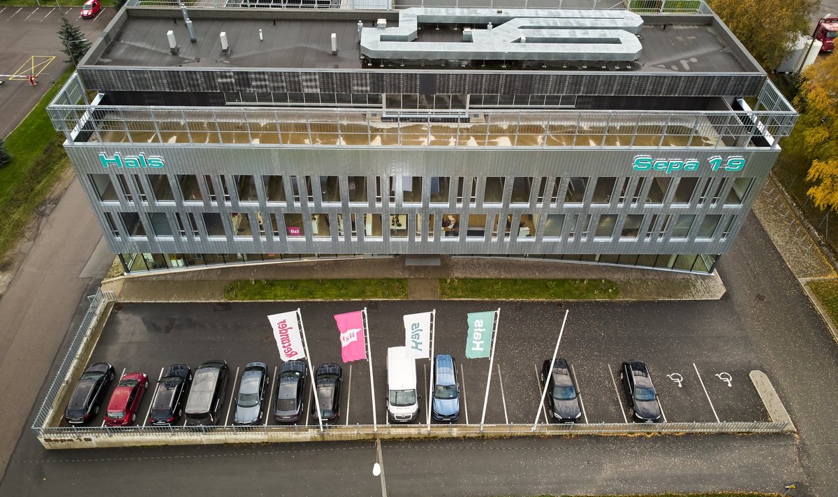 Tartu esimesel liginullenergia ärihoonel on päikesepaneelid ja soojustagastusega ventilatsioon. Lisaks on maja all energiakaevud (vertikaalsed puuraugud), mis annavad talvel sooja ja suvel jahutavad. Ka mõned aastad pärast ehitust toimib kõik plaanipäraselt, seega võib hoonel endiselt olla A-klassi energiamärgis.